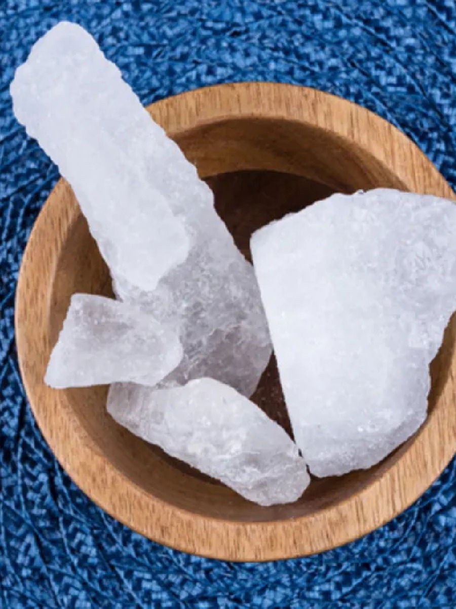 दातदुखीवर तुरटी आहे रामबाण उपाय, पहा अन्य फायदे - Marathi News | दातदुखीवर तुरटी आहे रामबाण उपाय, पहा अन्य फायदे | Latest Photos at Lokmat.com