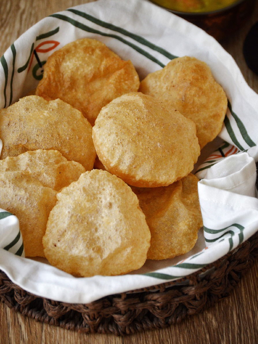 पुरी तेलकट होऊ नये यासाठी खास टिप्स - Marathi News | पुरी तेलकट होऊ नये यासाठी खास टिप्स | Latest Photos at Lokmat.com