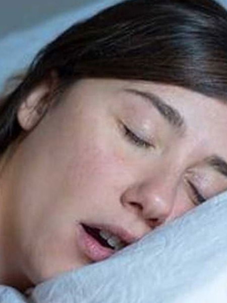 घोरण्याची सवय कमी करण्याचे ५ उपाय - Marathi News | घोरण्याची सवय कमी करण्याचे ५ उपाय | Latest Photos at Lokmat.com