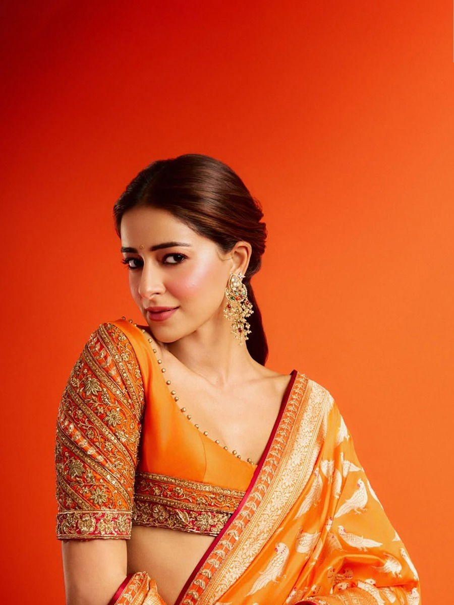 ऑरेंज साडीत अनन्या पांडेचा ग्लॅमरस लूक ऑरेंज साडीत अनन्या पांडेचा ग्लॅमरस लूक