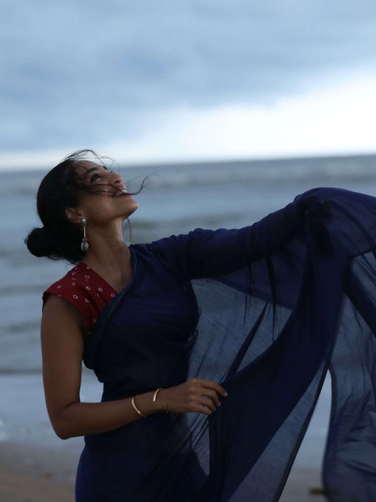 समुद्रकिनारी सुंदर फोटोशूट करणाऱ्या अभिनेत्रीला ओळखलं? - Marathi News | समुद्रकिनारी सुंदर फोटोशूट करणाऱ्या अभिनेत्रीला ओळखलं? | Latest Photos at Lokmat.com