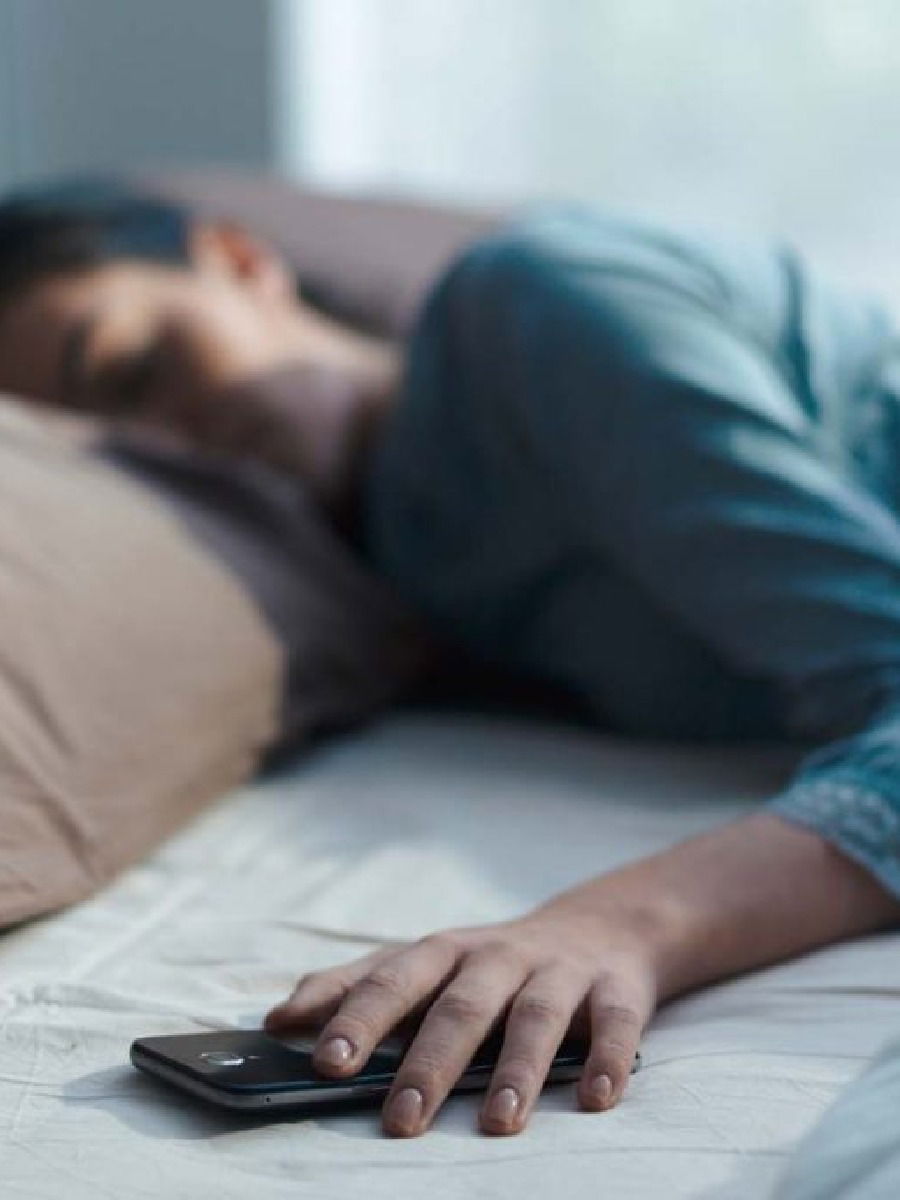 रात्री उशीजवळ मोबाईल ठेऊन झोपणं पडेल महागात,वेळीच व्हा सावध - Marathi News | रात्री उशीजवळ मोबाईल ठेऊन झोपणं पडेल महागात,वेळीच व्हा सावध | Latest Photos at Lokmat.com