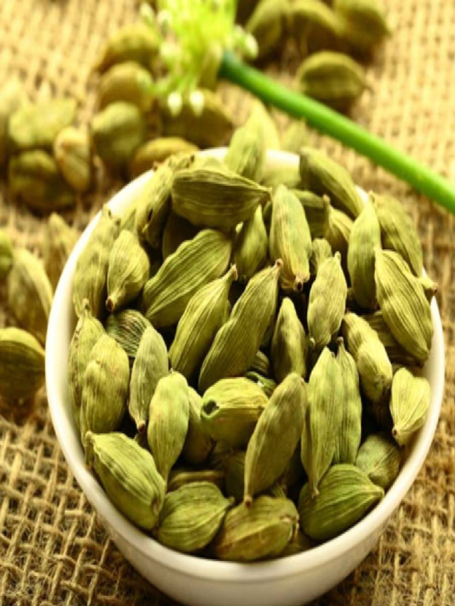 रोज एक वेलची खा, तोंडाच्या दुर्गंधीसह अनेक आजारावर गुणकारी - Marathi News | रोज एक वेलची खा, तोंडाच्या दुर्गंधीसह अनेक आजारावर गुणकारी | Latest Photos at Lokmat.com