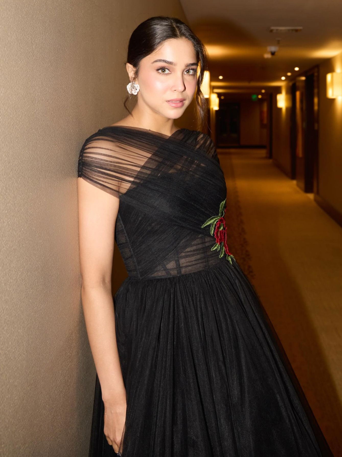 काळ्या ड्रेसमध्ये खुललं शर्वरीचं सौंदर्य