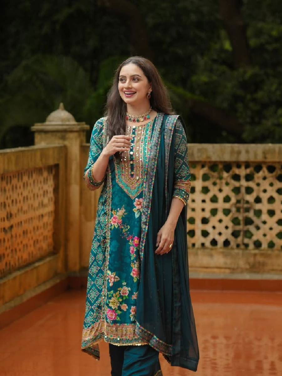 गौरी-गणपतीत ट्राय करा श्रुतीचे ड्रेस लूक - Marathi News | गौरी-गणपतीत ट्राय करा श्रुतीचे ड्रेस लूक | Latest Photos at Lokmat.com