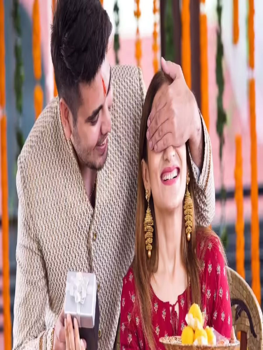 भाऊबीजेला बहिणीला काय गिफ्ट द्यायचं प्रश्न पडलाय? द्या 'या' खास भेटवस्तू - Marathi News | भाऊबीजेला बहिणीला काय गिफ्ट द्यायचं प्रश्न पडलाय? द्या 'या' खास भेटवस्तू | Latest Photos at Lokmat.com