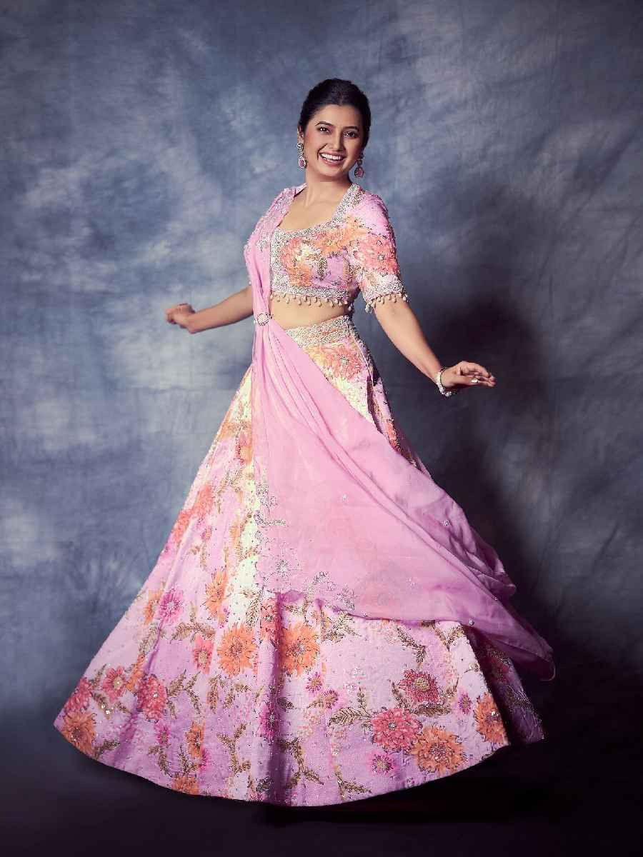 ही गुलाबी हवा वेड लावी जीवा! - Marathi News | ही गुलाबी हवा वेड लावी जीवा! | Latest Photos at Lokmat.com