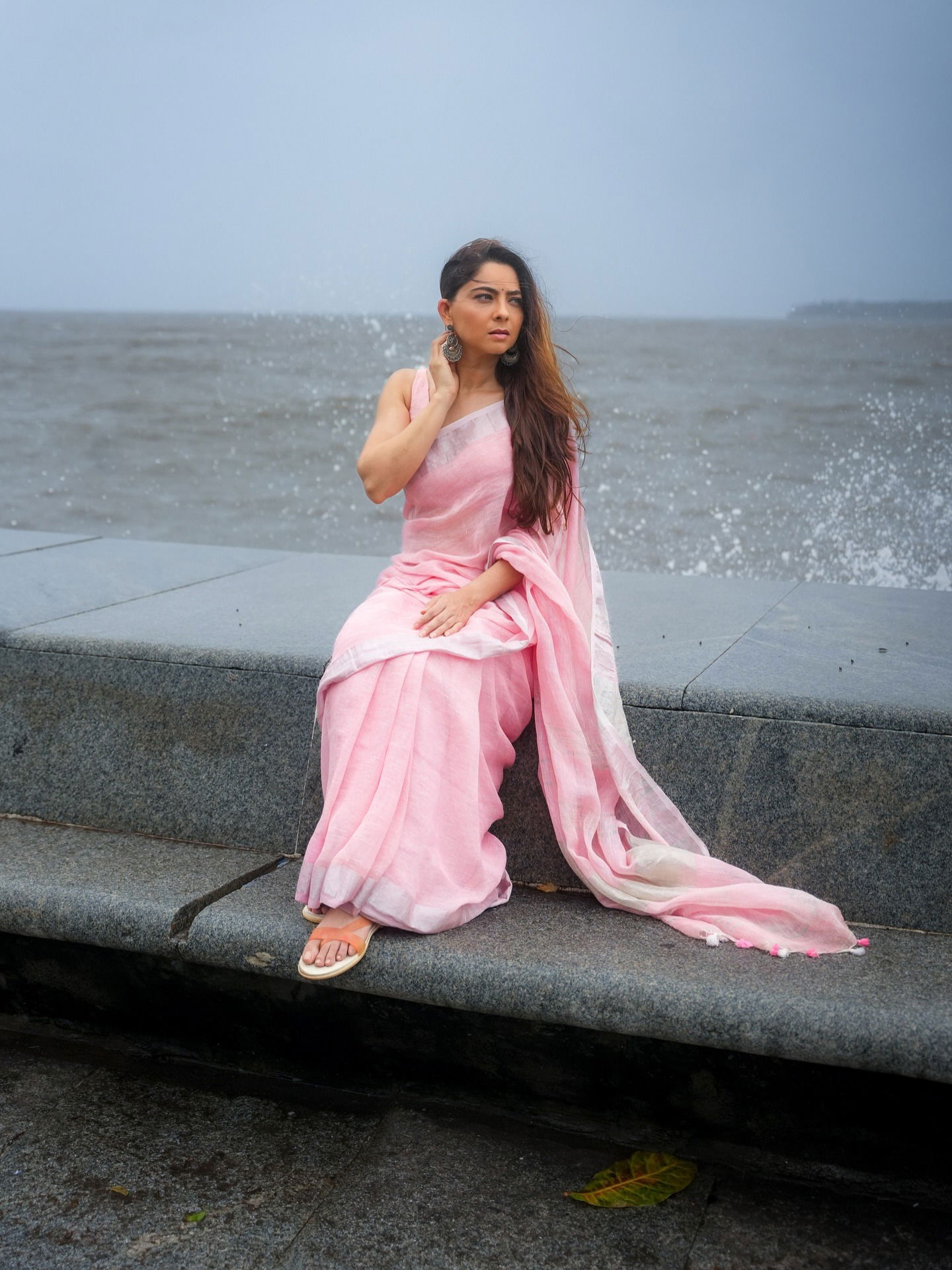 जुलै आणि मुंबई! सोनालीचं पावसात फोटोशूट - Marathi News | जुलै आणि मुंबई! सोनालीचं पावसात फोटोशूट | Latest Photos at Lokmat.com