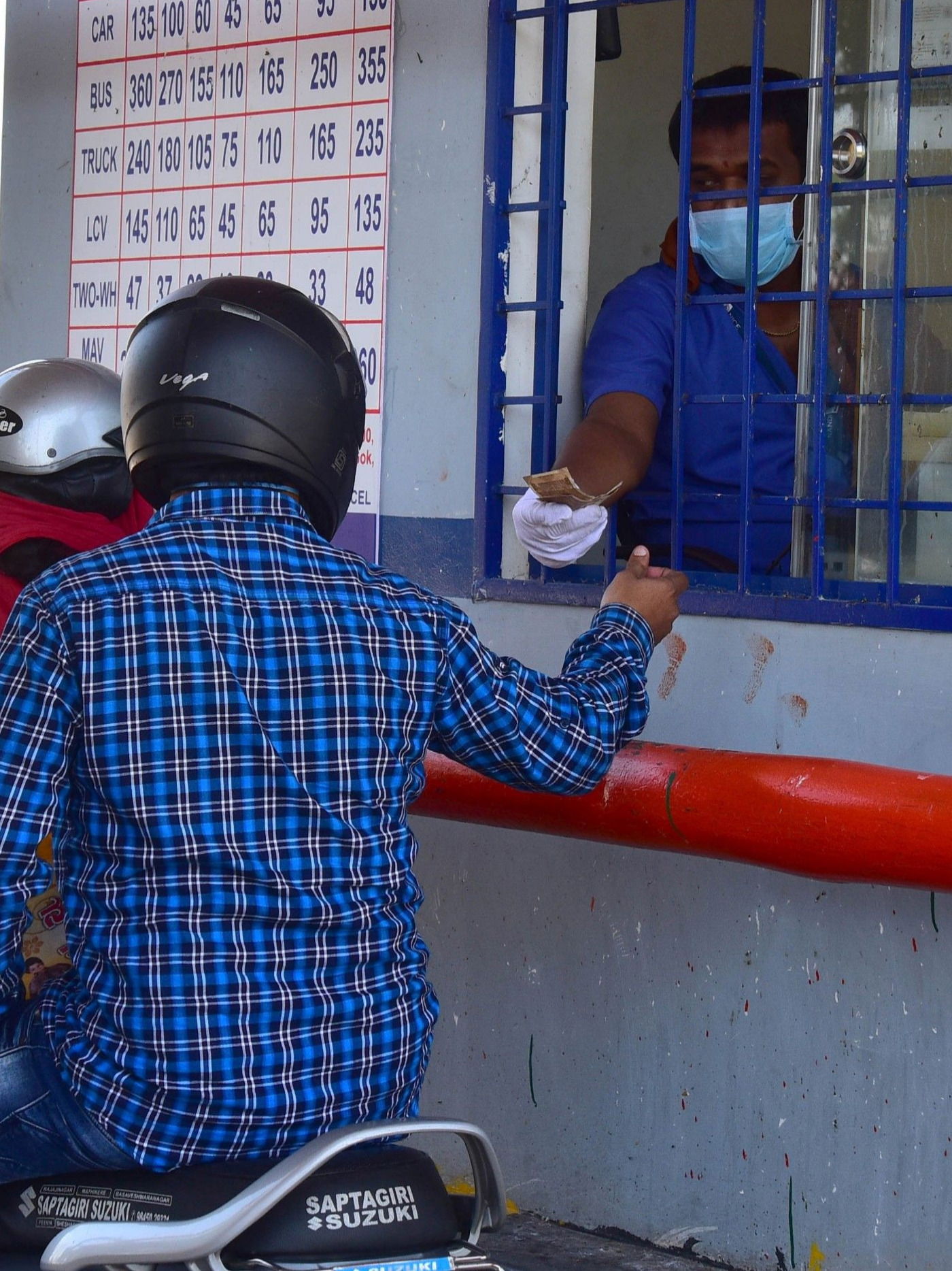 दुचाकींना टोल टॅक्स का लागत नाही? यामागे आहेत 'ही' ५ महत्त्वाची कारणे - Marathi News | दुचाकींना टोल टॅक्स का लागत नाही? यामागे आहेत 'ही' ५ महत्त्वाची कारणे | Latest Photos at Lokmat.com