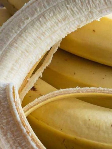 केळीएवढेच फायदेशीर आहेत केळीची सालं, वाचा ५ फायदे - Marathi News | केळीएवढेच फायदेशीर आहेत केळीची सालं, वाचा ५ फायदे | Latest Photos at Lokmat.com