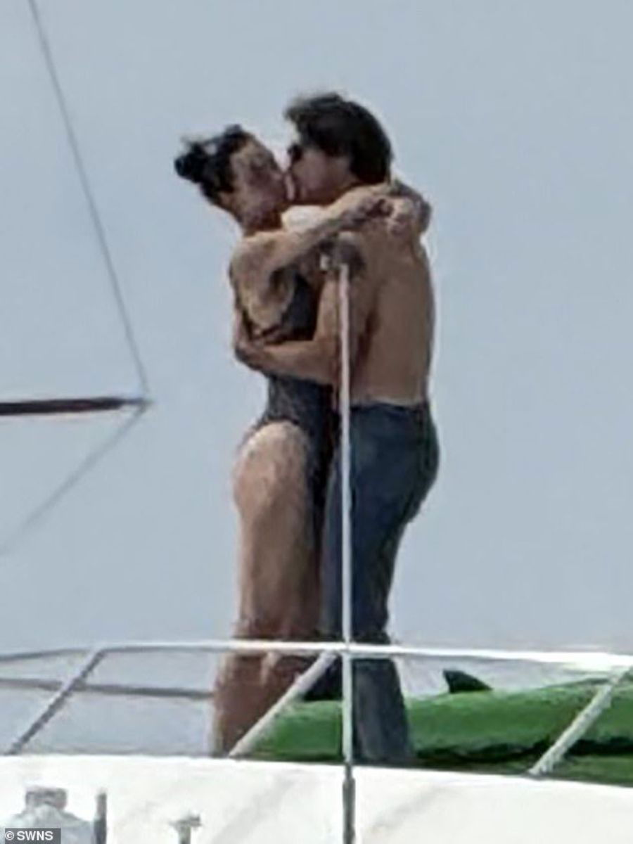 माजी पंतप्रधान प्रेमात, किस करताना कॅमेऱ्यात कैद - Marathi News | माजी पंतप्रधान प्रेमात, किस करताना कॅमेऱ्यात कैद | Latest Photos at Lokmat.com