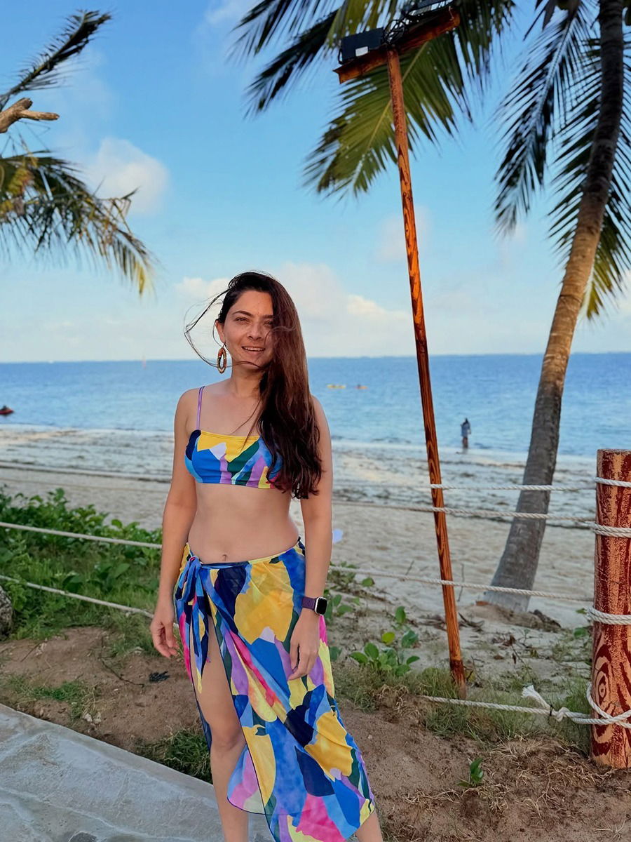 समुद्र किनारी अप्सरेच्या बोल्ड अदा