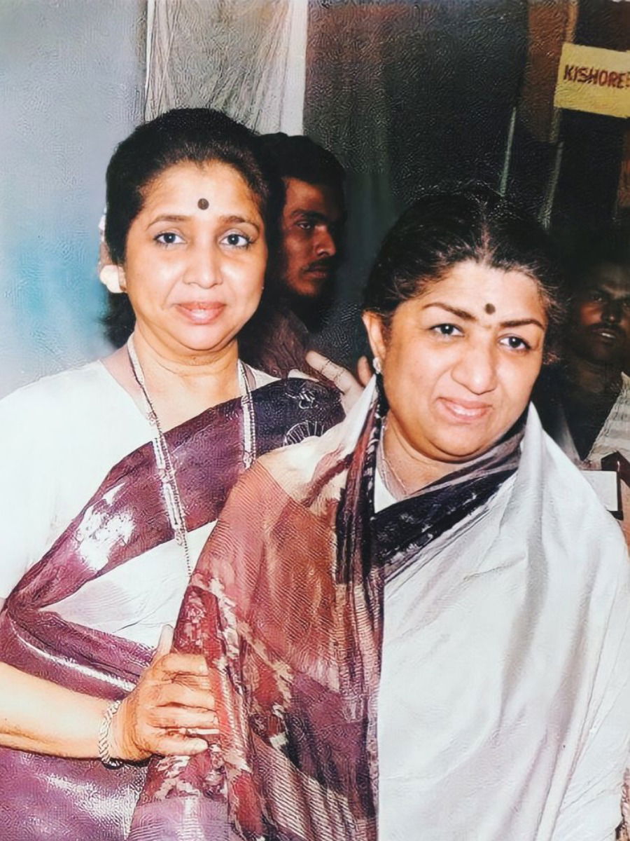 'ए मेरे वतन के' आशाजी गाणार होत्या,पण... - Marathi News | 'ए मेरे वतन के' आशाजी गाणार होत्या,पण... | Latest Photos at Lokmat.com