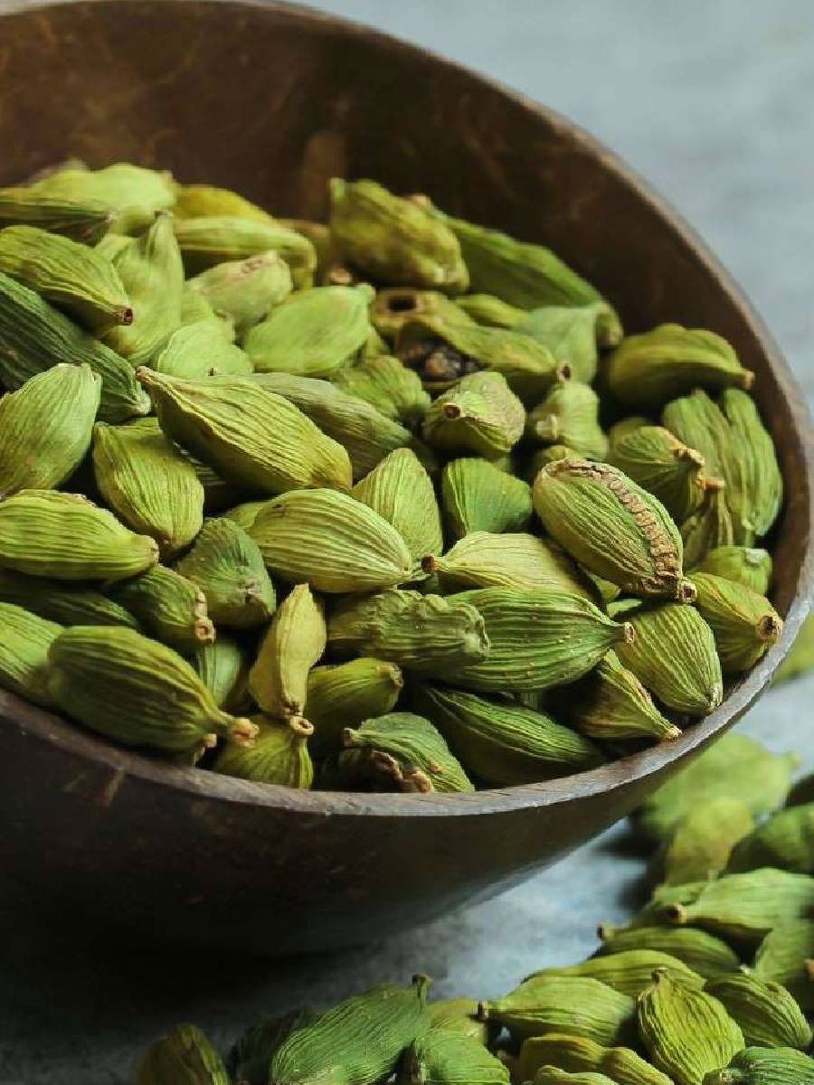 वेलची पाणी पिण्याचे काय फायदे आहेत? - Marathi News | वेलची पाणी पिण्याचे काय फायदे आहेत? | Latest Photos at Lokmat.com