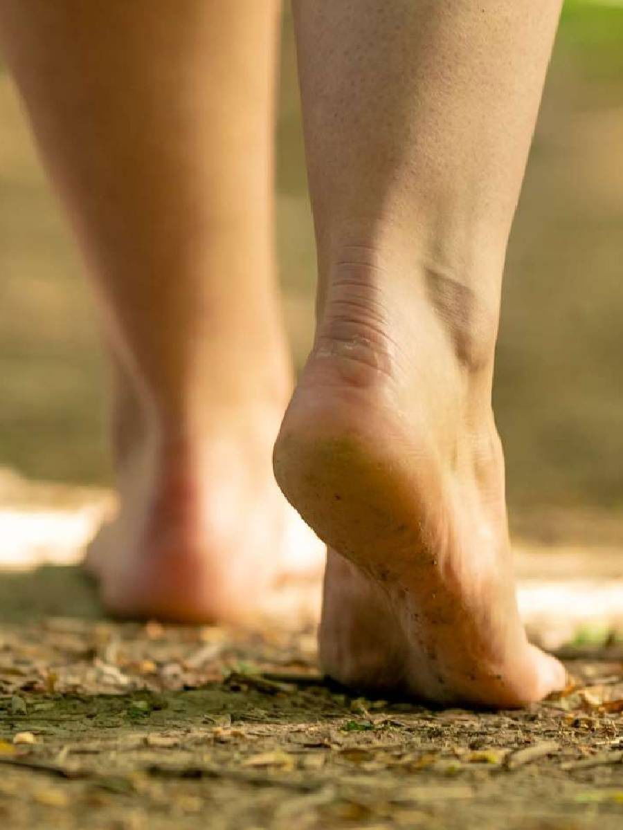 रोज सकाळी अनवाणी चालल्याने शरीरासाठी मोठे फायदे होतील - Marathi News | रोज सकाळी अनवाणी चालल्याने शरीरासाठी मोठे फायदे होतील | Latest Photos at Lokmat.com