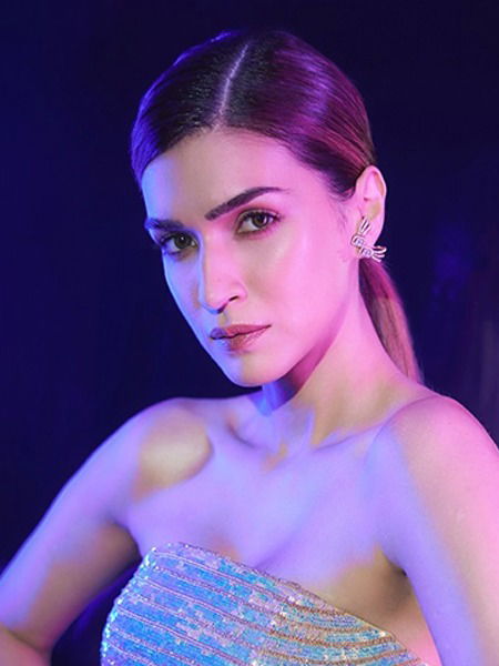 Kriti Sanon: बॉलिवूडची 'परमसुंदरी'! Kriti Sanon: बॉलिवूडची 'परमसुंदरी'!