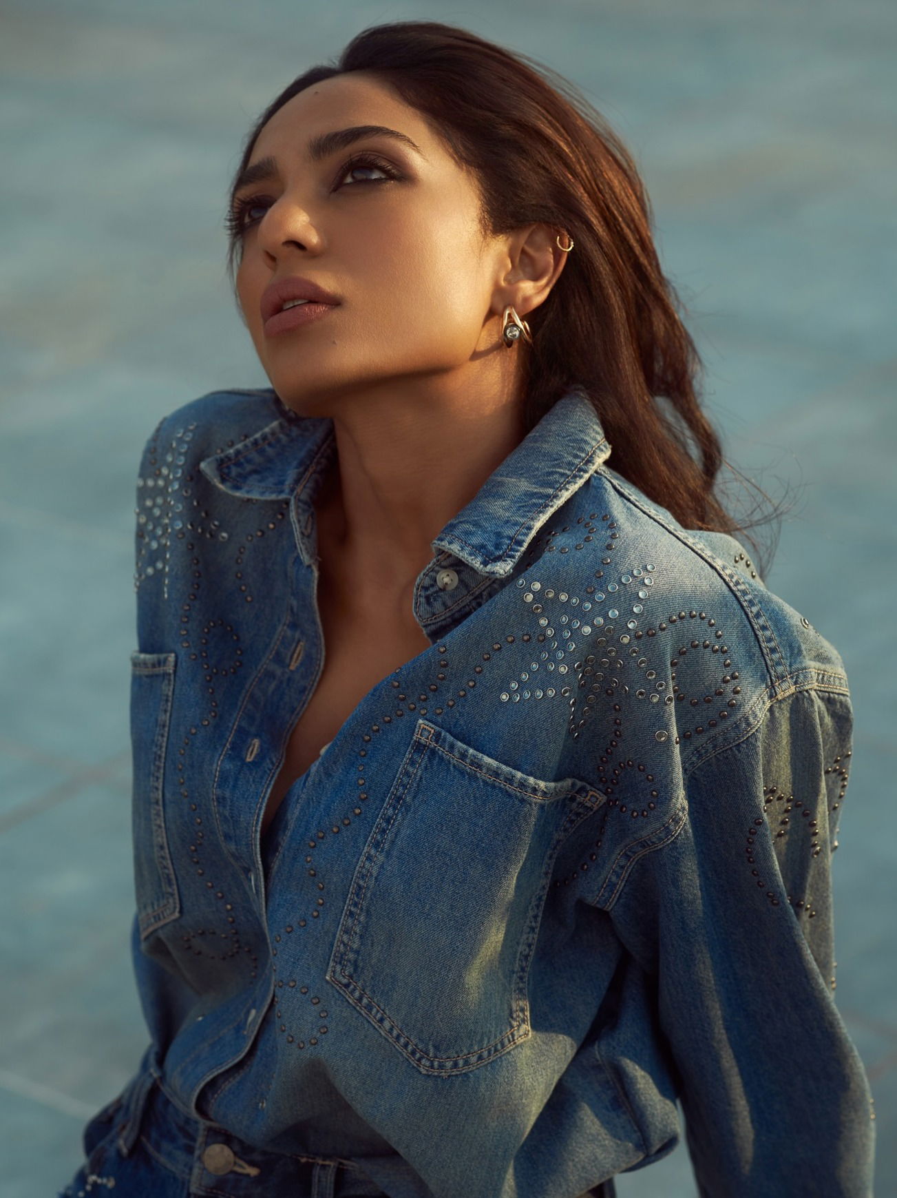 जीन्स शर्ट परिधान करुन अभिनेत्रीचं ग्लॅमरस फोटोशूट