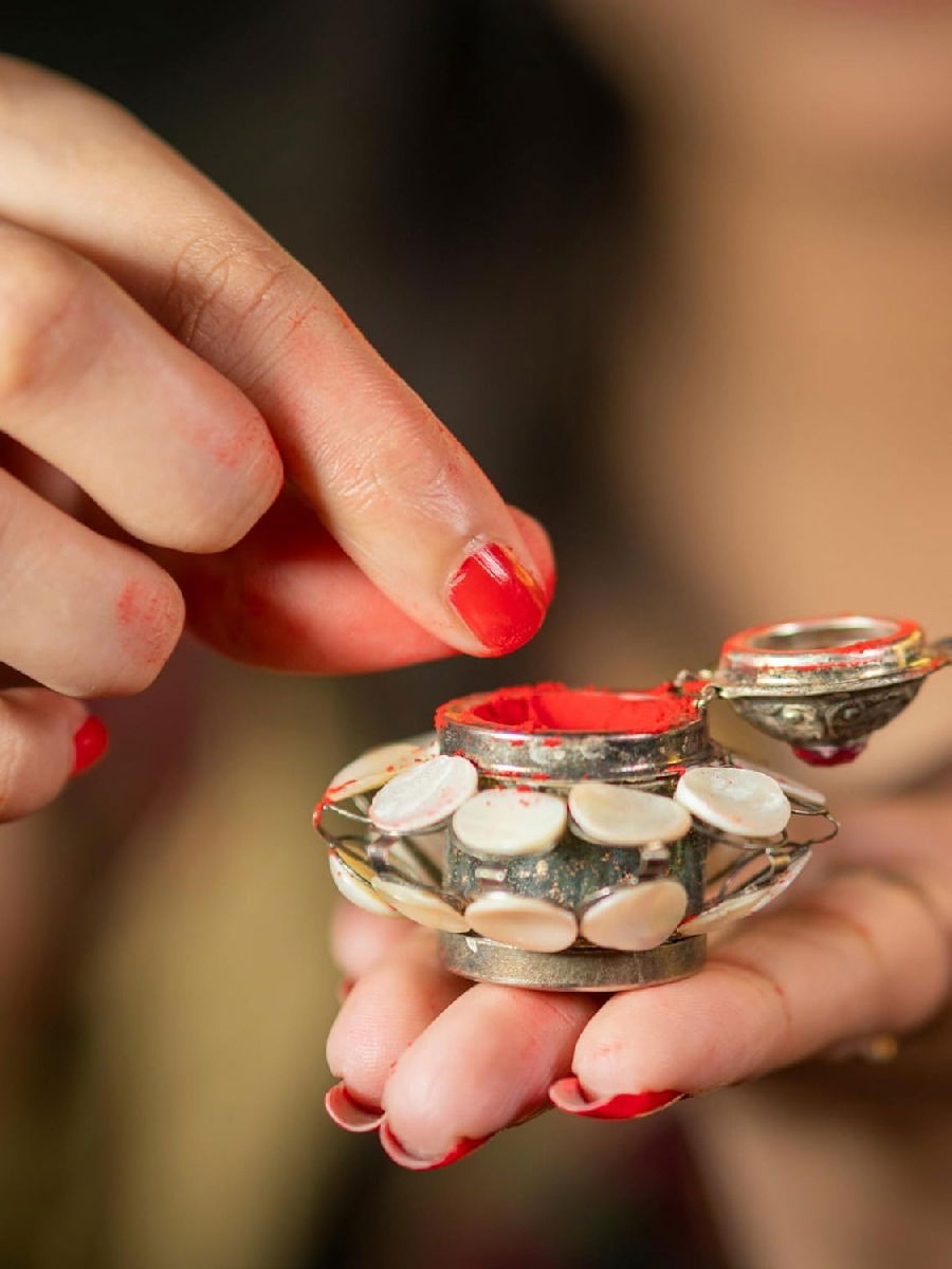 कपाळावर कुंकू का लावतात? काय आहे त्याचे आरोग्यदायी फायदे - Marathi News | कपाळावर कुंकू का लावतात? काय आहे त्याचे आरोग्यदायी फायदे | Latest Photos at Lokmat.com