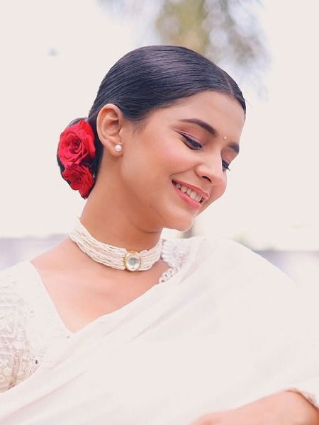 या लाजऱ्या गालावरी विरघळला चांदवा!