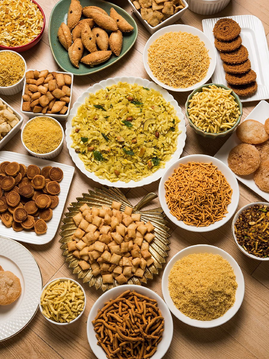 दिवाळीचा फराळ काही दिवसातच मऊ पडतो ? - Marathi News | दिवाळीचा फराळ काही दिवसातच मऊ पडतो ? | Latest Photos at Lokmat.com