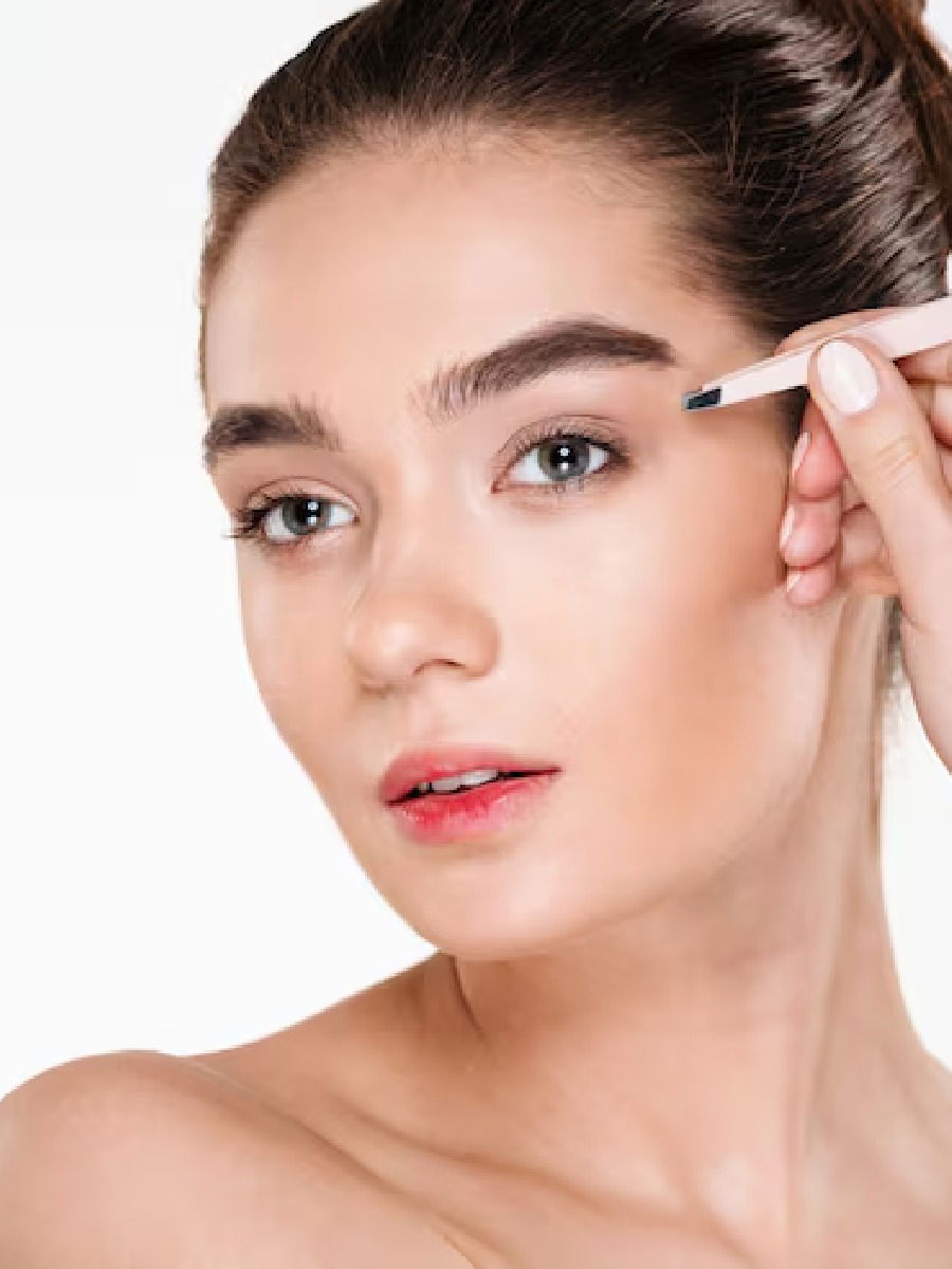 विरळ असलेल्या भुवया अन् पापण्या करा घनदाट! - Marathi News | विरळ असलेल्या भुवया अन् पापण्या करा घनदाट! | Latest Photos at Lokmat.com