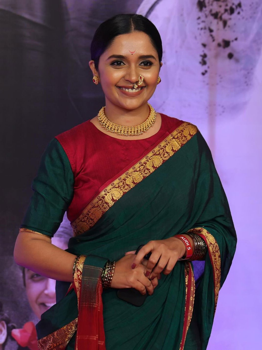 कपाळी चंद्रकोर अन् हिरव्या साडीचा थाट कपाळी चंद्रकोर अन् हिरव्या साडीचा थाट