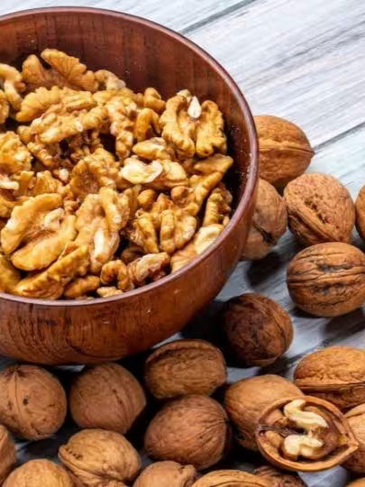 कमकुवत हाडांना द्या अक्रोडचा बुस्टर डोस - Marathi News | कमकुवत हाडांना द्या अक्रोडचा बुस्टर डोस | Latest Photos at Lokmat.com