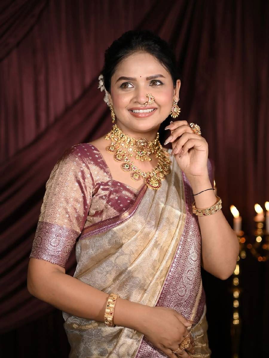 दिवाळीसाठी अपूर्वाचा एकदम भारी लूक - Marathi News | दिवाळीसाठी अपूर्वाचा एकदम भारी लूक | Latest Photos at Lokmat.com