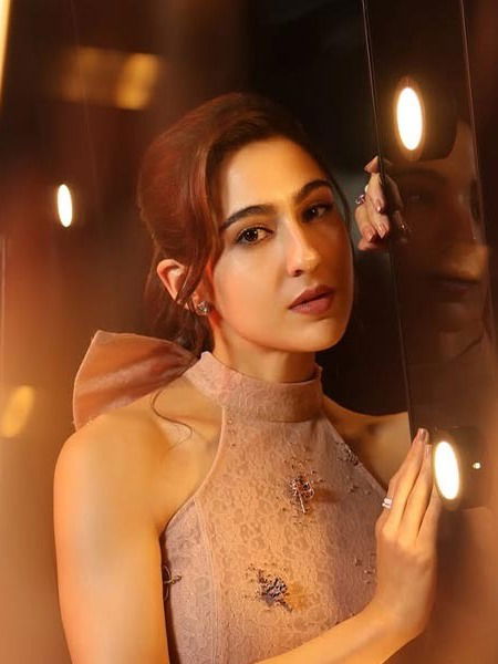 सारा अली खानचं हटके फोटोशूट चर्चेत! - Marathi News | सारा अली खानचं हटके फोटोशूट चर्चेत! | Latest Photos at Lokmat.com