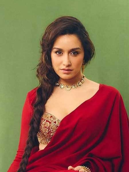 श्रद्धा कपूरचा लाल साडीतला स्टनिंग लूक, लग्नसराईसाठी बेस्ट!! - Marathi News | श्रद्धा कपूरचा लाल साडीतला स्टनिंग लूक, लग्नसराईसाठी बेस्ट!! | Latest Photos at Lokmat.com