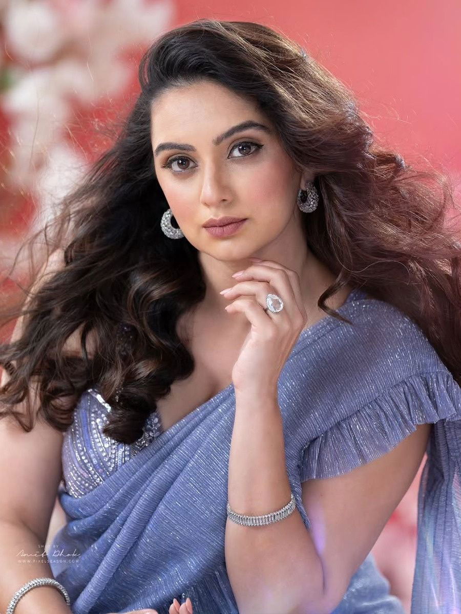 बोल्ड अ‍ॅण्ड ब्युटीफूल श्रुती मराठे!! - Marathi News | बोल्ड अ‍ॅण्ड ब्युटीफूल श्रुती मराठे!! | Latest Photos at Lokmat.com