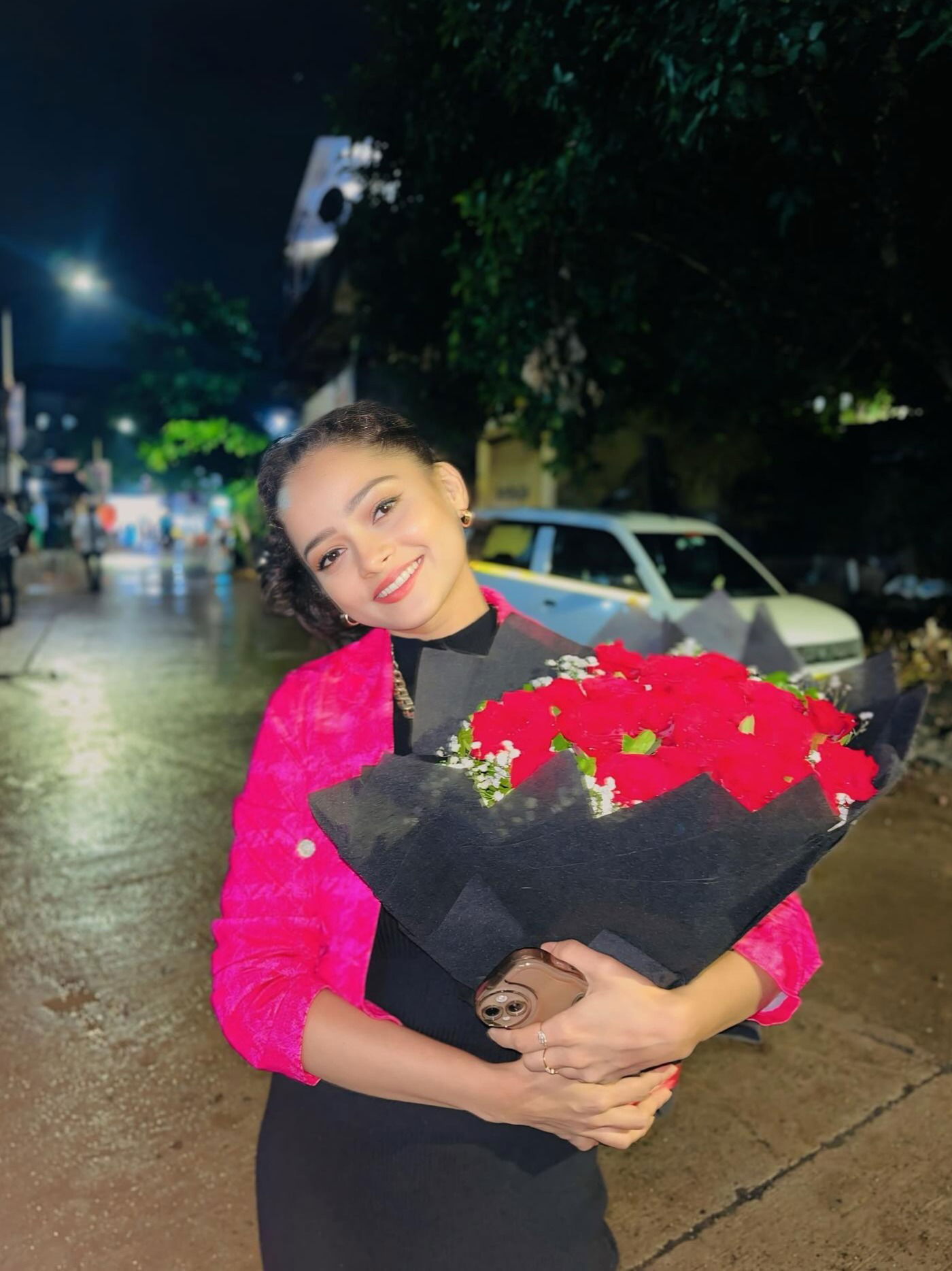 स्वतःलाच दिलं शिवालीने गुलाबाची फुलं - Marathi News | स्वतःलाच दिलं शिवालीने गुलाबाची फुलं | Latest Photos at Lokmat.com