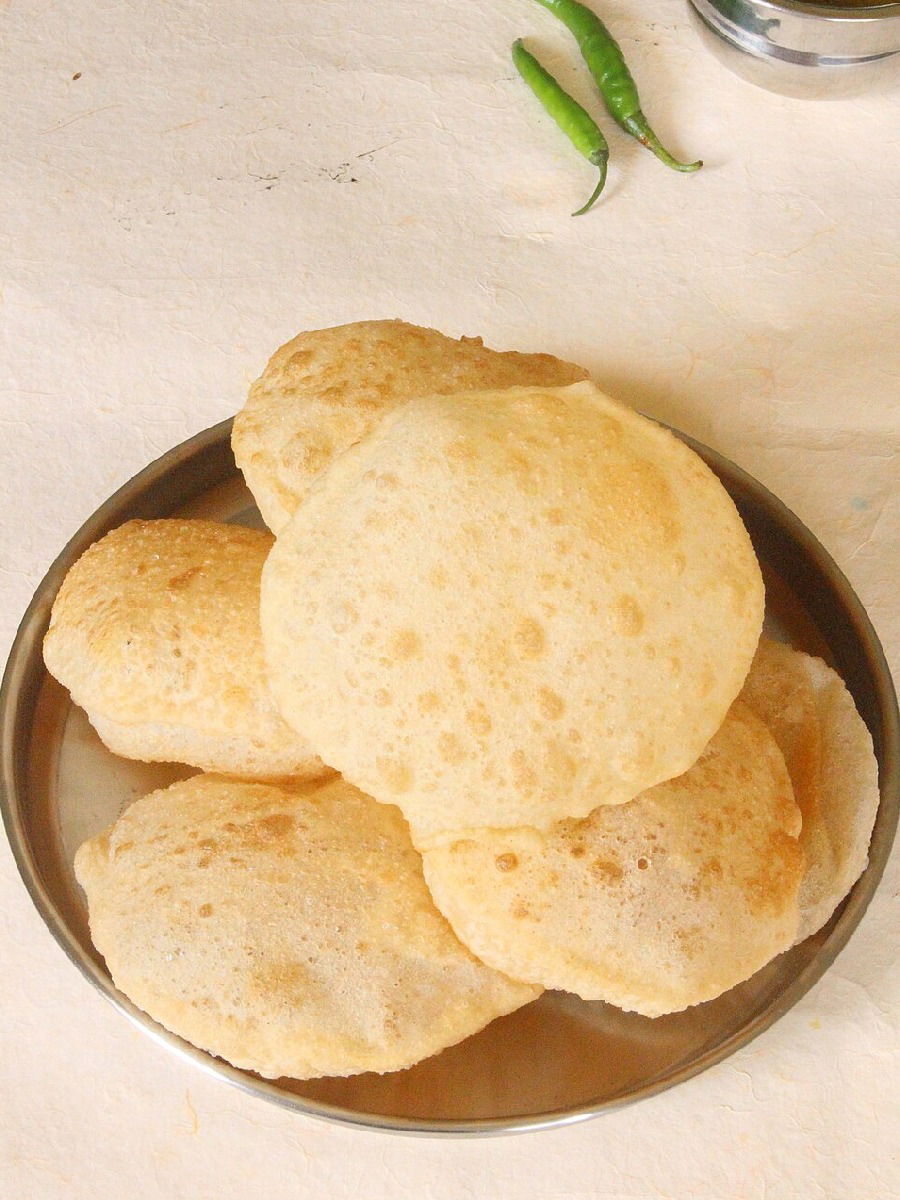 पुऱ्या केल्यावर कडक-वातट होतायेत?; पुरी टम्म फुगण्यासाठी फॉलो करा या टीप्स - Marathi News | पुऱ्या केल्यावर कडक-वातट होतायेत?; पुरी टम्म फुगण्यासाठी फॉलो करा या टीप्स | Latest Photos at Lokmat.com