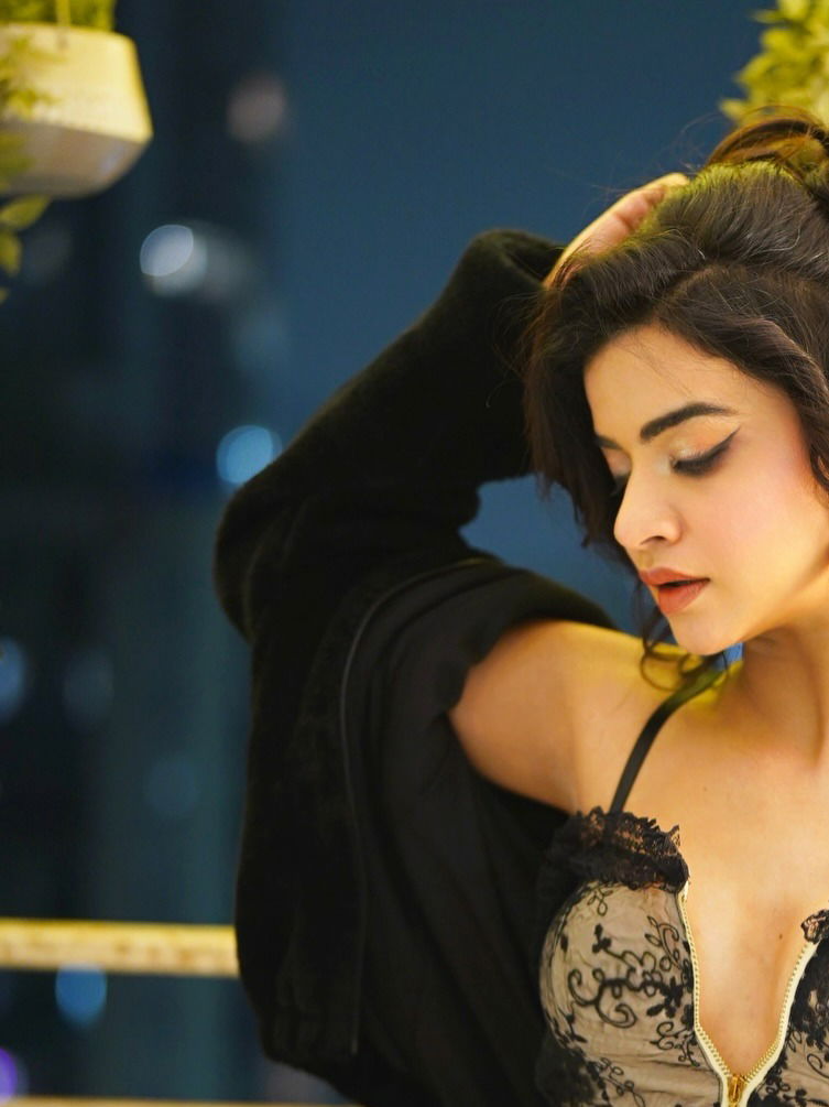 अभी तो पार्टी शुरु हुई है! - Marathi News | अभी तो पार्टी शुरु हुई है! | Latest Photos at Lokmat.com