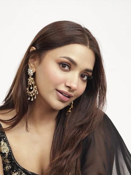 Jiya Shankar: ब्यूटी इन ब्लॅक!