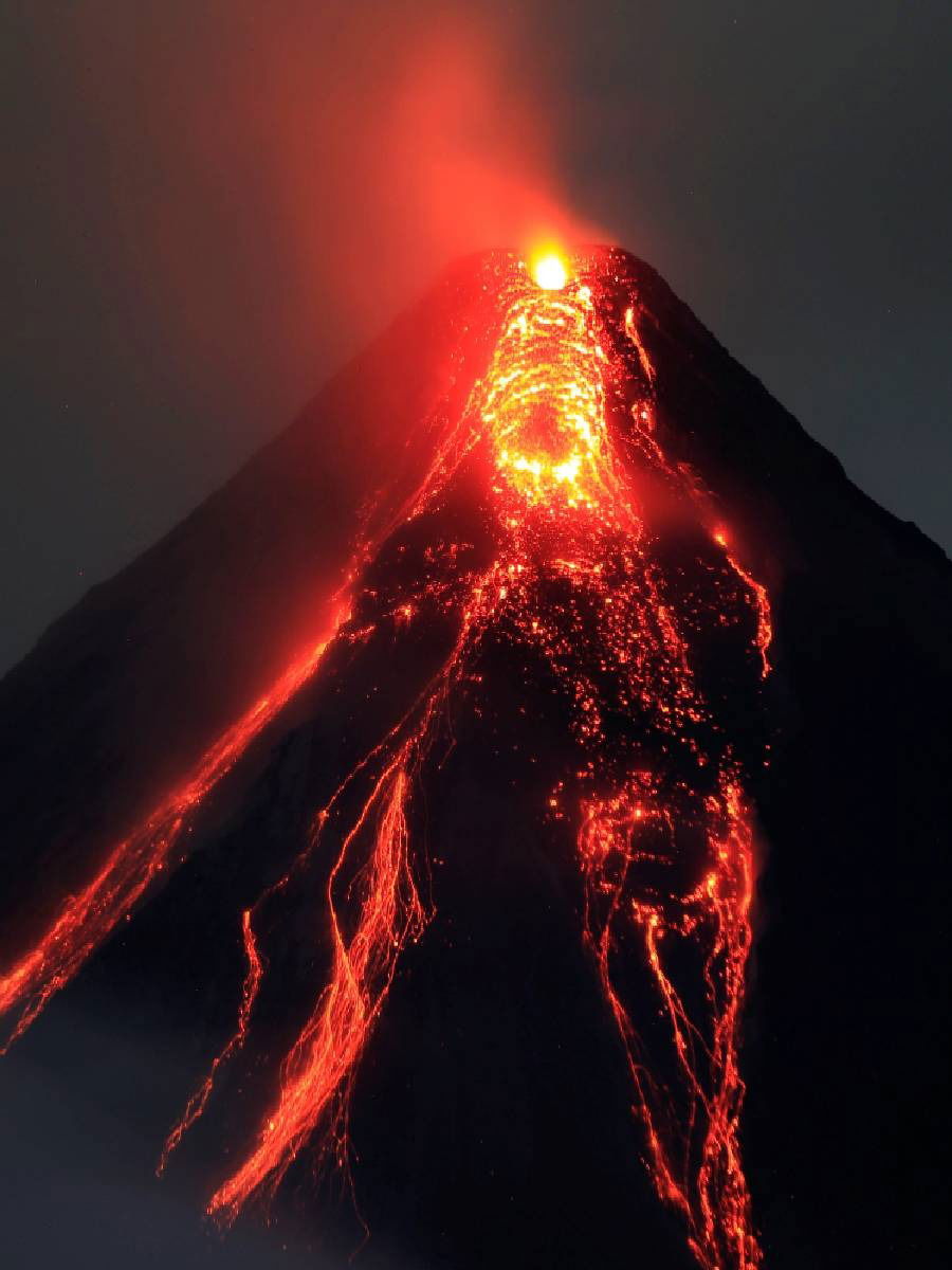 ज्वालामुखी स्फोट कसा होतो? जाणून घ्या - Marathi News | ज्वालामुखी स्फोट कसा होतो? जाणून घ्या | Latest Photos at Lokmat.com