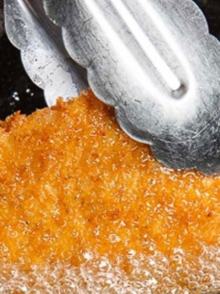 डिप फ्राय करण्यासाठी कोणतं तेल चांगलं? - Marathi News | डिप फ्राय करण्यासाठी कोणतं तेल चांगलं? | Latest Photos at Lokmat.com