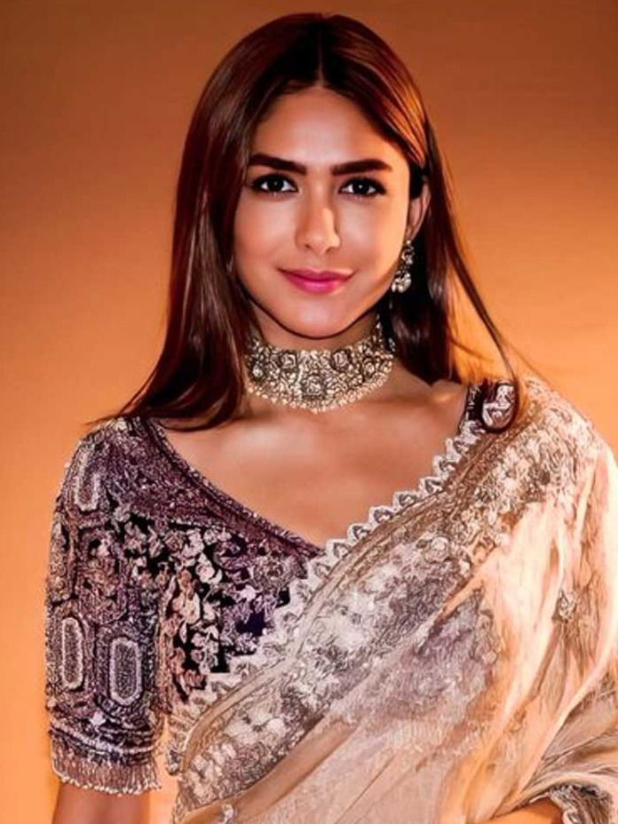 मृणाल ठाकूरचे खास ब्लाऊज डिझाइन्स - Marathi News | मृणाल ठाकूरचे खास ब्लाऊज डिझाइन्स | Latest Photos at Lokmat.com