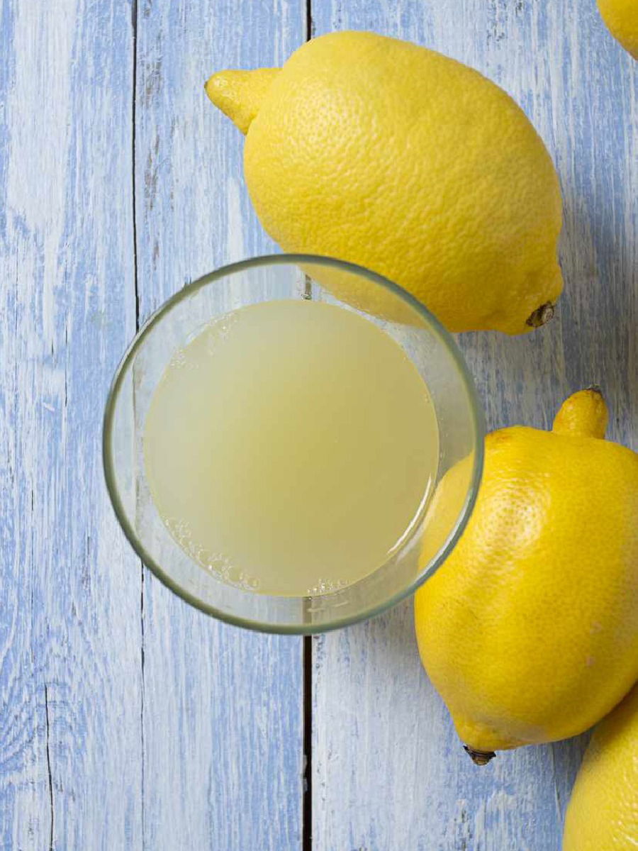 लिंबाच्या रसाचेही आहेत साईड इफेक्टस, चेहऱ्यावर लावाल तर करावा लागेल पश्चाताप - Marathi News | लिंबाच्या रसाचेही आहेत साईड इफेक्टस, चेहऱ्यावर लावाल तर करावा लागेल पश्चाताप | Latest Photos at Lokmat.com