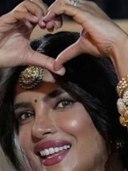 देसी गर्ल प्रियांकाचा पारंपरिक लूक, साधेपणात सुंदरता - Marathi News | देसी गर्ल प्रियांकाचा पारंपरिक लूक, साधेपणात सुंदरता | Latest Photos at Lokmat.com