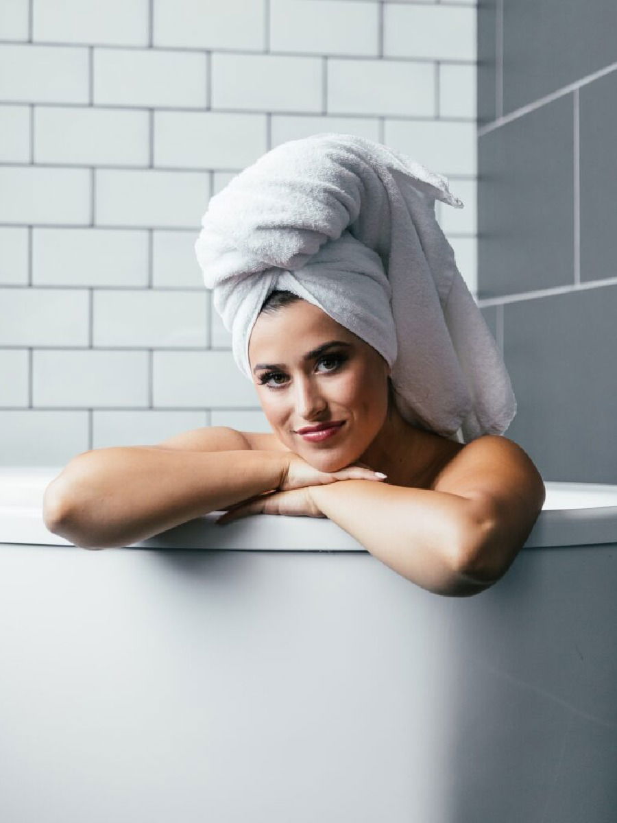 मासिक पाळीत केस धुवावे का? जाणून घ्या - Marathi News | मासिक पाळीत केस धुवावे का? जाणून घ्या | Latest Photos at Lokmat.com