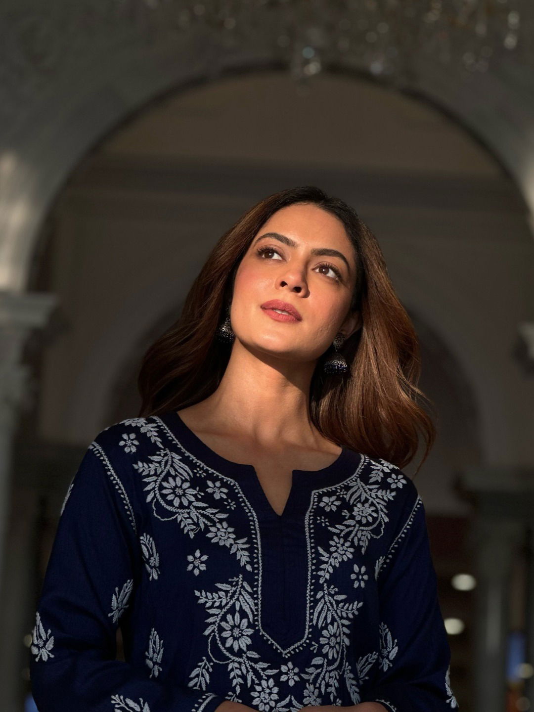 पारंपरिक लूकमध्ये अभिनेत्रीच्या सुंदर अदा पारंपरिक लूकमध्ये अभिनेत्रीच्या सुंदर अदा