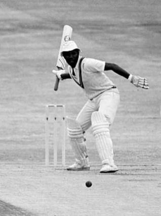 तुम्हाला माहितीये का? क्रिस वोक्स नव्हे या पठ्ठ्यानं एका हाताने केलेली बॅटिंग (VIDEO) - Marathi News | तुम्हाला माहितीये का? क्रिस वोक्स नव्हे या पठ्ठ्यानं एका हाताने केलेली बॅटिंग (VIDEO) | Latest Photos at Lokmat.com