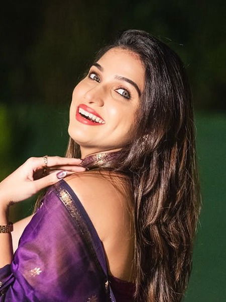 गालावर खळी डोळ्यात धुंदी…!