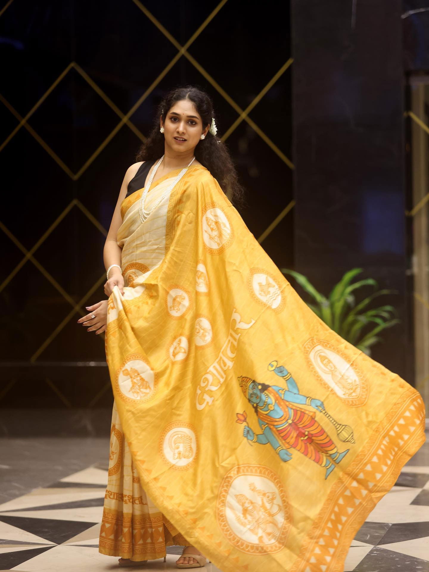 सुंदर वंदू अन् 'दशावतारी' साडी! - Marathi News | सुंदर वंदू अन् 'दशावतारी' साडी! | Latest Photos at Lokmat.com