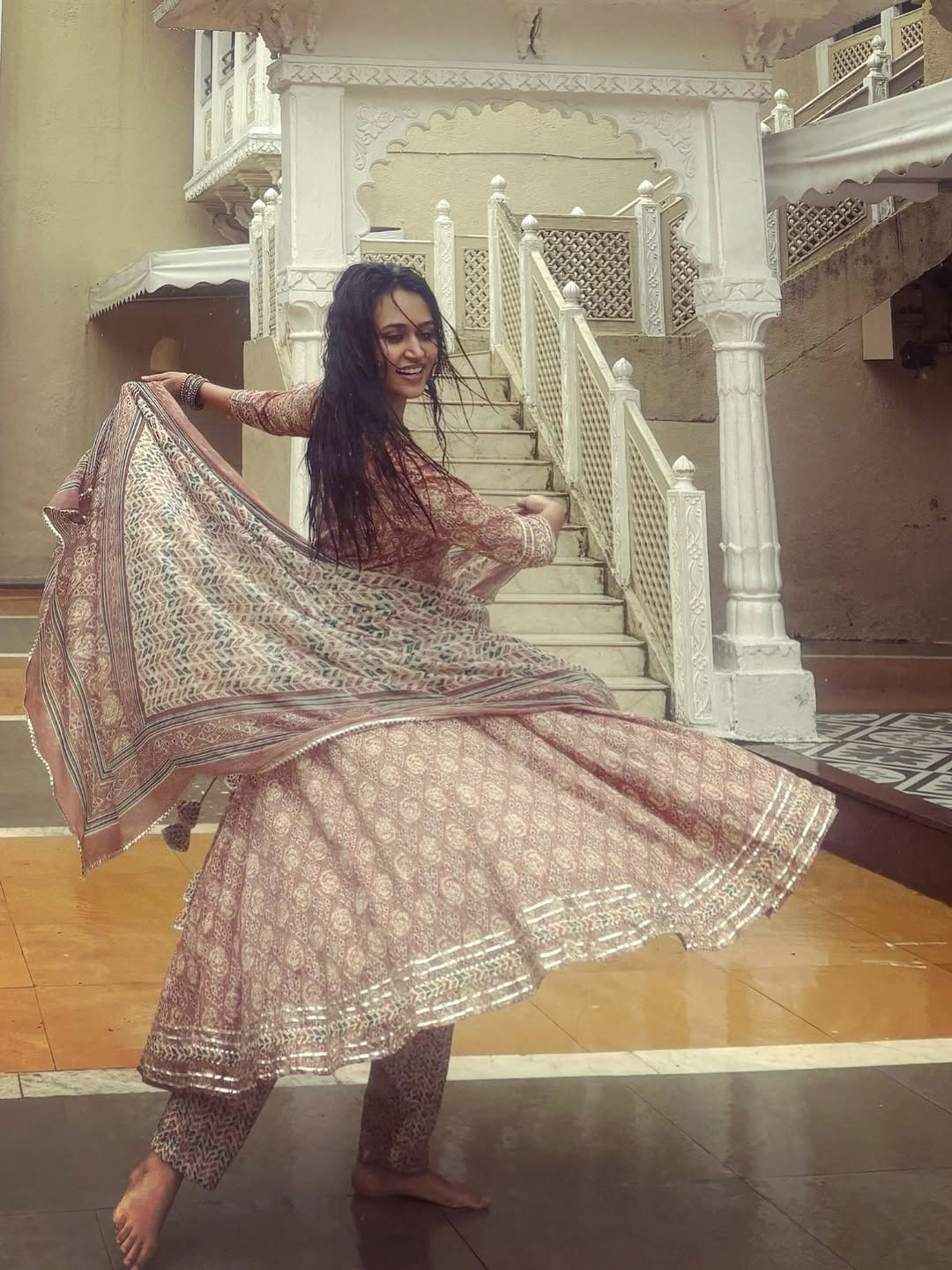 'पंचायत'मधील रिंकी पावसात चिंब भिजली! - Marathi News | 'पंचायत'मधील रिंकी पावसात चिंब भिजली! | Latest Photos at Lokmat.com