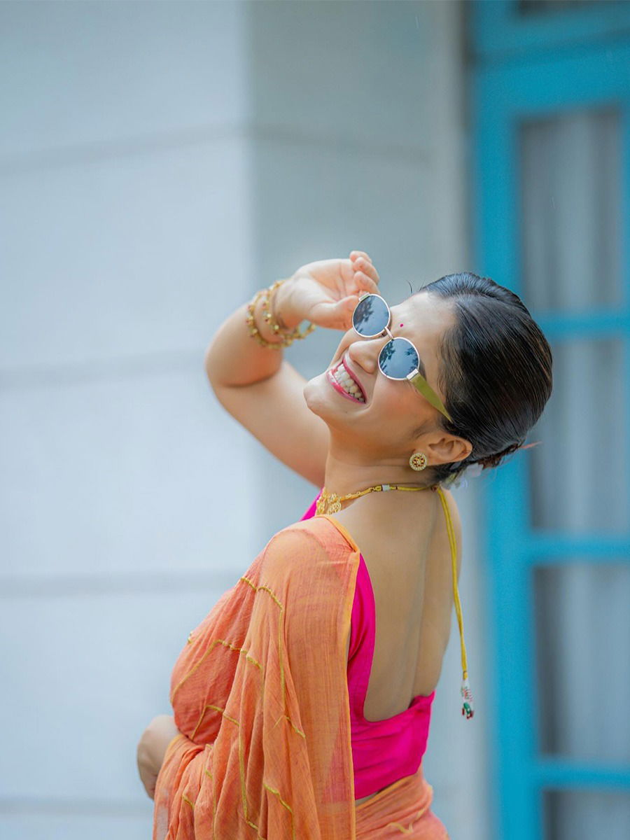 तेनु काला चश्मा जचदा ऐ... - Marathi News | तेनु काला चश्मा जचदा ऐ... | Latest Photos at Lokmat.com