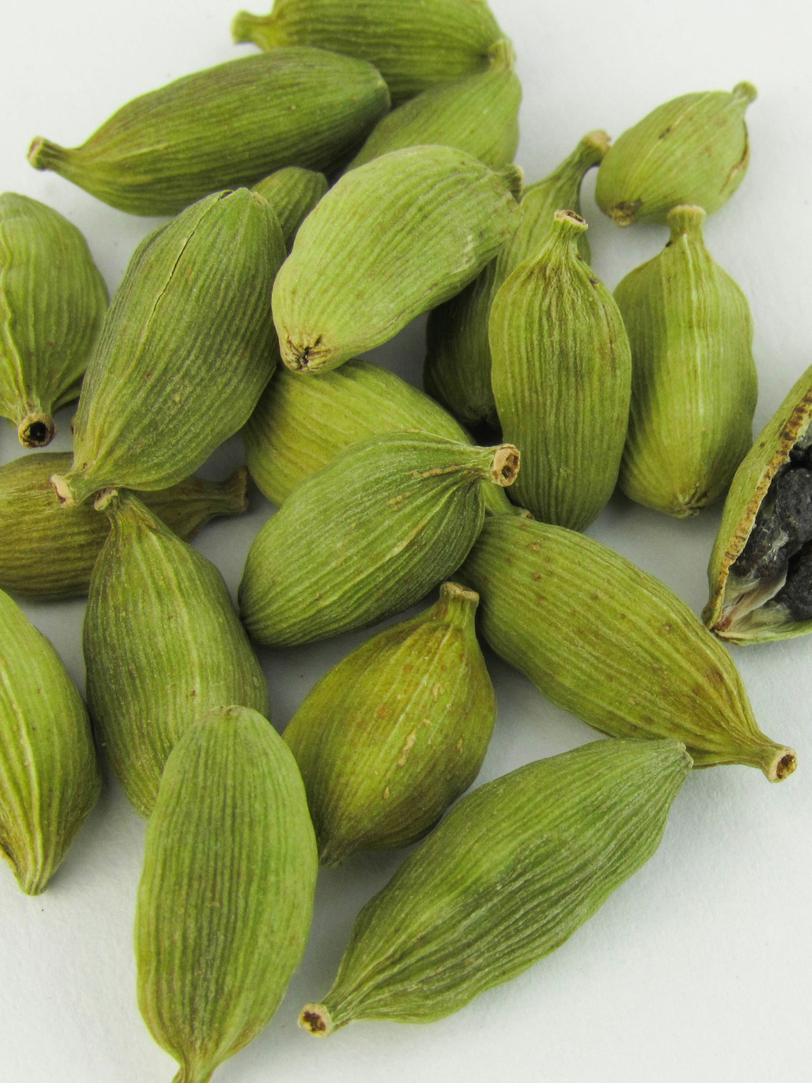 रात्री झोपण्यापूर्वी वेलची खाल्ल्याने शरीराला मिळतात अनेक फायदे - Marathi News | रात्री झोपण्यापूर्वी वेलची खाल्ल्याने शरीराला मिळतात अनेक फायदे | Latest Photos at Lokmat.com