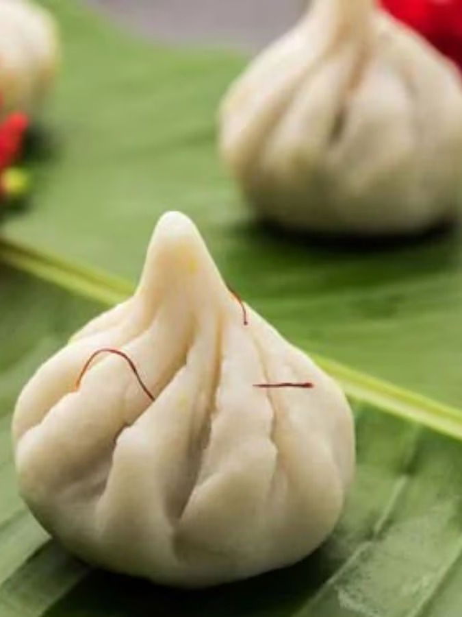 उकडीचे मोदक कसे बनवायचे? जाणून घ्या सोपी पद्धत - Marathi News | उकडीचे मोदक कसे बनवायचे? जाणून घ्या सोपी पद्धत | Latest Photos at Lokmat.com