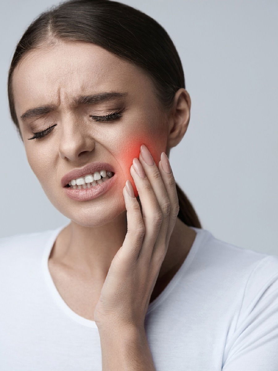 सततच्या दातदुखीला कंटाळलात? मग करा 'हे' फायनल उपाय - Marathi News | सततच्या दातदुखीला कंटाळलात? मग करा 'हे' फायनल उपाय | Latest Photos at Lokmat.com